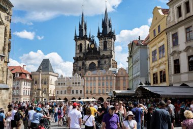 9 Temmuz 2024 'te Çek Cumhuriyeti' nin başkenti Prag 'ın eski kent merkezindeki tarihi meydanı Staromestske namesti' yi ziyaret eden turistler