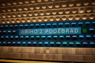 Çek Cumhuriyeti 'nin başkenti Prag' daki Jiriho z Podebrad metro istasyonu modern renkli alüminyum panellerle dekore edildi.