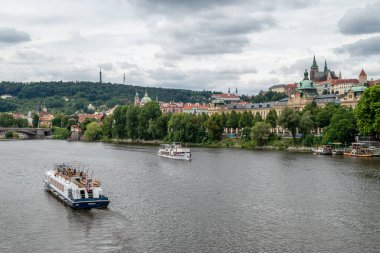 4 Temmuz 2024 'te Çek Cumhuriyeti' nin başkenti Prag 'daki Vltava nehrinde turistler için tekne gezisi, popüler bir gezi biçimi