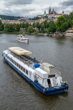 4 Temmuz 2024 'te Çek Cumhuriyeti' nin başkenti Prag 'daki Vltava nehrinde turistler için tekne gezisi, popüler bir gezi biçimi
