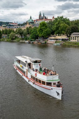 4 Temmuz 2024 'te Çek Cumhuriyeti' nin başkenti Prag 'daki Vltava nehrinde turistler için tekne gezisi, popüler bir gezi biçimi