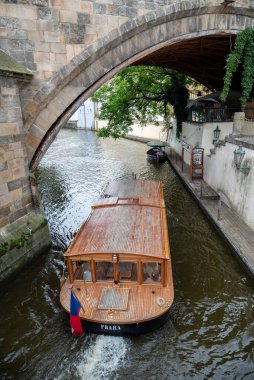 Çek Cumhuriyeti 'nin başkenti Prag' da Vltava nehri üzerinde 11 Temmuz 2024 