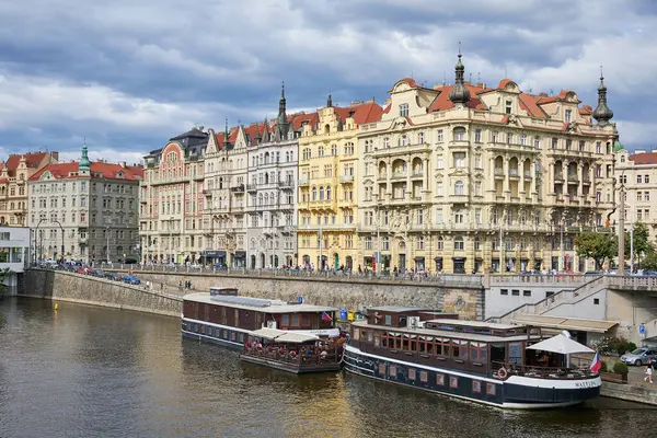 Çek Cumhuriyeti 'nin başkenti Prag' daki Vltava nehri üzerinde 13 Temmuz 2024 'te turistler için tekne gezisi, popüler bir gezi biçimi.