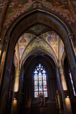 16 Ocak 2024 'te Çek Cumhuriyeti' nin başkenti Prag 'daki Vysehrad kalesindeki Neo-Gotik Kilisesi, St. Peter ve St. Paul Bazilikası' nın içinde.