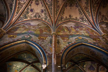 16 Ocak 2024 'te Çek Cumhuriyeti' nin başkenti Prag 'daki Vysehrad kalesindeki Neo-Gotik Kilisesi, St. Peter ve St. Paul Bazilikası' nın içinde.