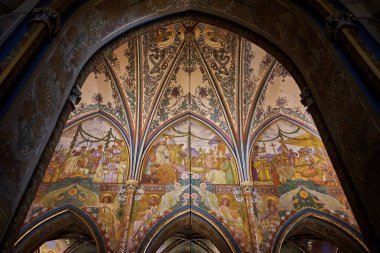 16 Ocak 2024 'te Çek Cumhuriyeti' nin başkenti Prag 'daki Vysehrad kalesindeki Neo-Gotik Kilisesi, St. Peter ve St. Paul Bazilikası' nın içinde.