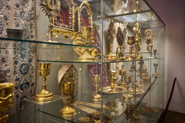 16 Ocak 2024 'te Çek Cumhuriyeti' nin başkenti Prag 'daki Vysehrad kalesindeki Neo-Gotik Kilisesi, St. Peter ve St. Paul Bazilikası' nın içinde.