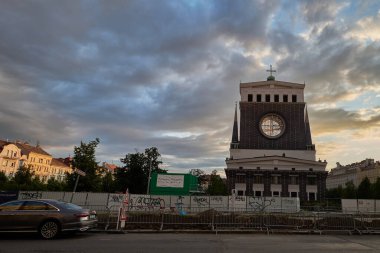 Efendimizin En Kutsal Kalbi Kilisesi, 22 Temmuz 2024 tarihinde Çek Cumhuriyeti 'nin başkenti Prag' ın Vinohrady ilçesindeki Jiriho z Podebrad Meydanı 'ndaki Roma Katolik kilisesi.