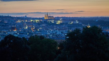 Çek Cumhuriyeti 'nin 22 Temmuz 2024 tarihli başkenti Prag' ın Vinohrady ilçesindeki Riegrovy Sady parkından Prag 'ın yaz ayındaki günbatımı manzarası