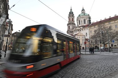 Modern tramvay 10 Ocak 2024 'te Çek Cumhuriyeti' nin başkenti Prag sokaklarında kasıtlı olarak bulanık, toplu taşımacılık