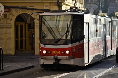 10 Ocak 2024 'te Çek Cumhuriyeti' nin başkenti Prag sokaklarında kırmızı antika tramvay, toplu taşımacılık
