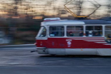 Eski model tramvay 10 Ocak 2024 'te Çek Cumhuriyeti' nin başkenti Prag sokaklarında kasıtlı olarak bulanık, toplu taşımacılık
