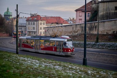 10 Ocak 2024 'te Çek Cumhuriyeti' nin başkenti Prag sokaklarında kırmızı antika tramvay, toplu taşımacılık