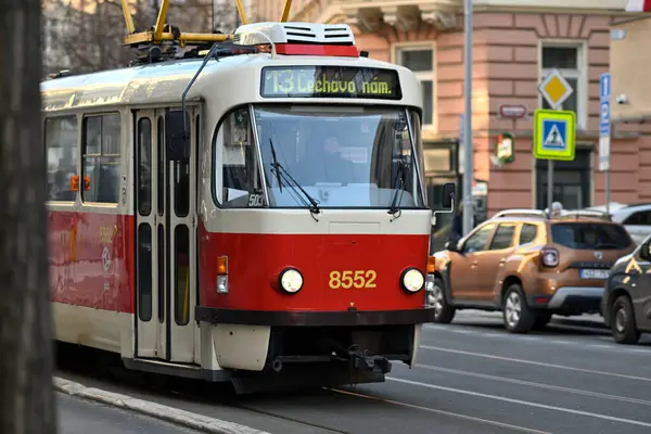 9 Ocak 2024 'te Çek Cumhuriyeti' nin başkenti Prag sokaklarında kırmızı antika tramvay, toplu taşımacılık