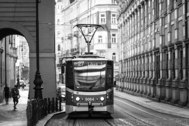 Antika tramvay, Prag sokaklarında toplu taşıma, Çek Cumhuriyeti 'nin başkenti 9 Temmuz 2024