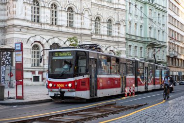 9 Temmuz 2024 'te Çek Cumhuriyeti' nin başkenti Prag sokaklarında kırmızı antika tramvay, toplu taşımacılık