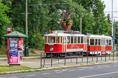 Çek Cumhuriyeti 'nin başkenti Prag sokaklarında 11 Temmuz 2024' te kırmızı antika tramvay, toplu taşımacılık