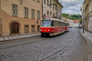 13 Temmuz 2024 'te Çek Cumhuriyeti' nin başkenti Prag sokaklarında kırmızı antika tramvay, toplu taşımacılık