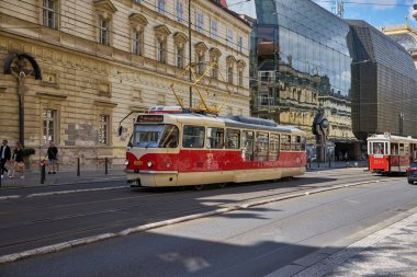 14 Temmuz 2024 'te Çek Cumhuriyeti' nin başkenti Prag sokaklarında kırmızı antika tramvay, toplu taşımacılık