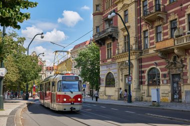 14 Temmuz 2024 'te Çek Cumhuriyeti' nin başkenti Prag sokaklarında kırmızı antika tramvay, toplu taşımacılık