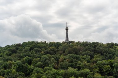 Petrin, Çek Cumhuriyeti 'nin başkenti Prag' daki Petrin tepesindeki Eyfel Kulesi 'ne benzeyen 1891 yılında inşa edilmiş çelik yapı kulesini gözlüyor.