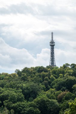 Petrin, Çek Cumhuriyeti 'nin başkenti Prag' daki Petrin tepesindeki Eyfel Kulesi 'ne benzeyen 1891 yılında inşa edilmiş çelik yapı kulesini gözlüyor.