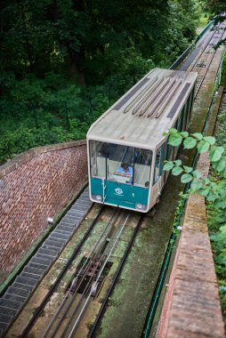 Çek Cumhuriyeti 'nin başkenti Prag' daki Petrin Tepesi 'ni 13 Temmuz 2024' te Mala Strana ilçesine bağlayan Petrin füniküler demiryolu.