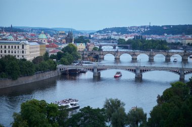 Çek Cumhuriyeti 'nin başkenti Prag ve Vltava nehrinin akşam manzarası Letna parkından görülüyor