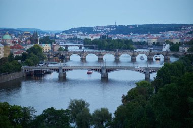 Çek Cumhuriyeti 'nin başkenti Prag ve Vltava nehrinin akşam manzarası Letna parkından görülüyor