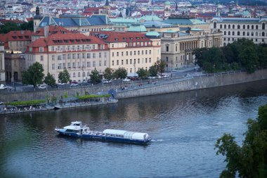 Çek Cumhuriyeti 'nin başkenti Prag ve Vltava nehrinin akşam manzarası Letna parkından görülüyor