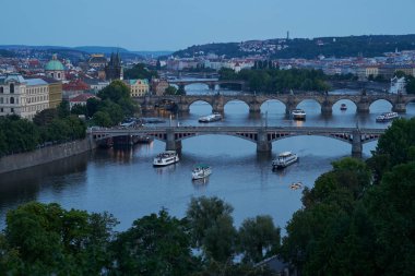 Çek Cumhuriyeti 'nin başkenti Prag ve Vltava nehrinin akşam manzarası Letna parkından görülüyor