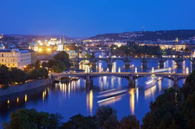 Çek Cumhuriyeti 'nin başkenti Prag ve Vltava Nehri' nin gece manzarası Letna Parkı 'ndan görülüyor.