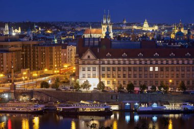 Çek Cumhuriyeti 'nin başkenti Prag ve Vltava Nehri' nin gece manzarası Letna Parkı 'ndan görülüyor.