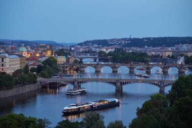 Çek Cumhuriyeti 'nin başkenti Prag ve Vltava nehrinin akşam manzarası Letna parkından görülüyor