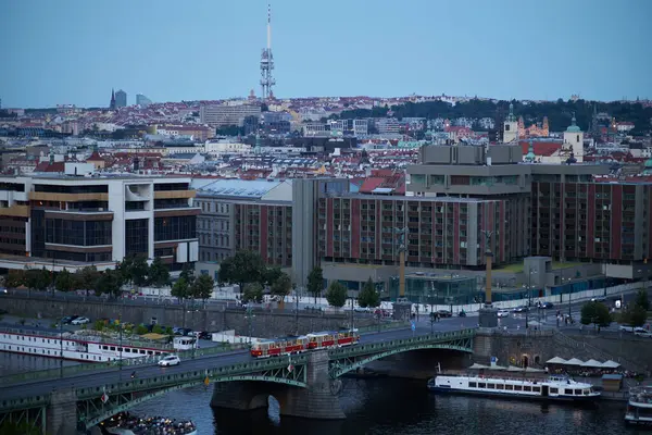 Çek Cumhuriyeti 'nin başkenti Prag ve Vltava nehrinin hava manzarası 25 Temmuz 2024' te Letna parkından görülmektedir.