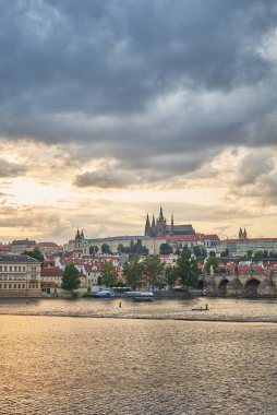 Çek Cumhuriyeti 'nin başkenti Prag' daki Prag kalesi, Vltava nehri ve Mala strana ilçesinin 24 Temmuz 2024 tarihli renkli gün batımı manzarası