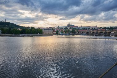 Çek Cumhuriyeti 'nin başkenti Prag' daki Prag kalesi, Vltava nehri ve Mala strana ilçesinin 24 Temmuz 2024 tarihli renkli gün batımı manzarası