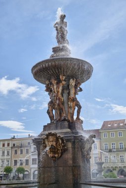 Samson Çeşmesi 27 Temmuz 2024 tarihinde Çek Cumhuriyeti 'nin Güney Bohemya bölgesindeki Ceske Budejovice kentindeki Premysl Otakar II Meydanı' nda kurulmuştur.