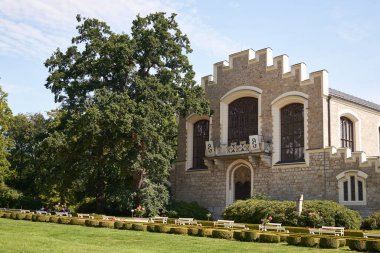 28 Temmuz 2024 tarihinde Çek Cumhuriyeti 'nin en ünlü ve ziyaret edilen kalelerinden biri olan Güney Bohemya' daki Hluboka nad Vltavou 'daki tarihi şatosu