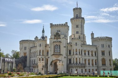 28 Temmuz 2024 tarihinde Çek Cumhuriyeti 'nin en ünlü ve ziyaret edilen kalelerinden biri olan Güney Bohemya' daki Hluboka nad Vltavou 'daki tarihi şatosu