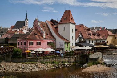 Çek Cumhuriyeti 'nin güney Bohemya bölgesinde 28 Temmuz 2024 tarihinde popüler turizm merkezi Cesky Krumlov' un tarihi şehir manzarası