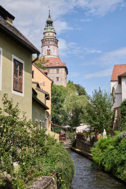 Çek Cumhuriyeti 'nin güney Bohemya bölgesinde 28 Temmuz 2024 tarihinde popüler turizm merkezi Cesky Krumlov' un tarihi şehir manzarası