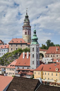 Çek Cumhuriyeti 'nin güney Bohemya bölgesinde 28 Temmuz 2024 tarihinde popüler turizm merkezi Cesky Krumlov' un tarihi şehir manzarası