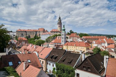Çek Cumhuriyeti 'nin güney Bohemya bölgesinde 28 Temmuz 2024 tarihinde popüler turizm merkezi Cesky Krumlov' un tarihi şehir manzarası