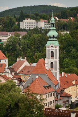 Çek Cumhuriyeti 'nin güney Bohemya bölgesinde 28 Temmuz 2024 tarihinde popüler turizm merkezi Cesky Krumlov' un tarihi şehir manzarası