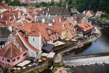 Çek Cumhuriyeti 'nin güney Bohemya bölgesinde 28 Temmuz 2024 tarihinde popüler turizm merkezi Cesky Krumlov' un tarihi şehir manzarası