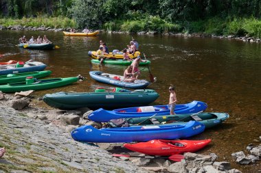 28 Temmuz 2024 'te Çek Cumhuriyeti' nin Güney Bohemya kentindeki Cesky Krumlov 'da Vltava nehrinde rafting ve kano yapan insanlar