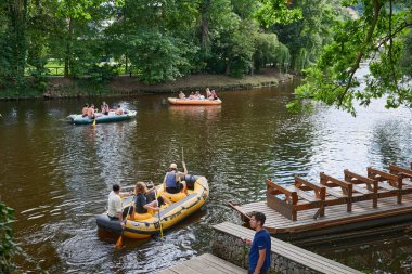 28 Temmuz 2024 'te Çek Cumhuriyeti' nin Güney Bohemya kentindeki Cesky Krumlov 'da Vltava nehrinde rafting ve kano yapan insanlar
