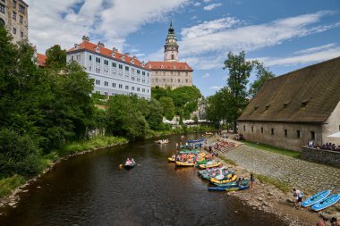 28 Temmuz 2024 'te Çek Cumhuriyeti' nin Güney Bohemya kentindeki Cesky Krumlov 'da Vltava nehrinde rafting ve kano yapan insanlar
