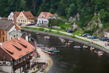 28 Temmuz 2024 'te Çek Cumhuriyeti' nin Güney Bohemya kentindeki Cesky Krumlov 'da Vltava nehrinde rafting ve kano yapan insanlar